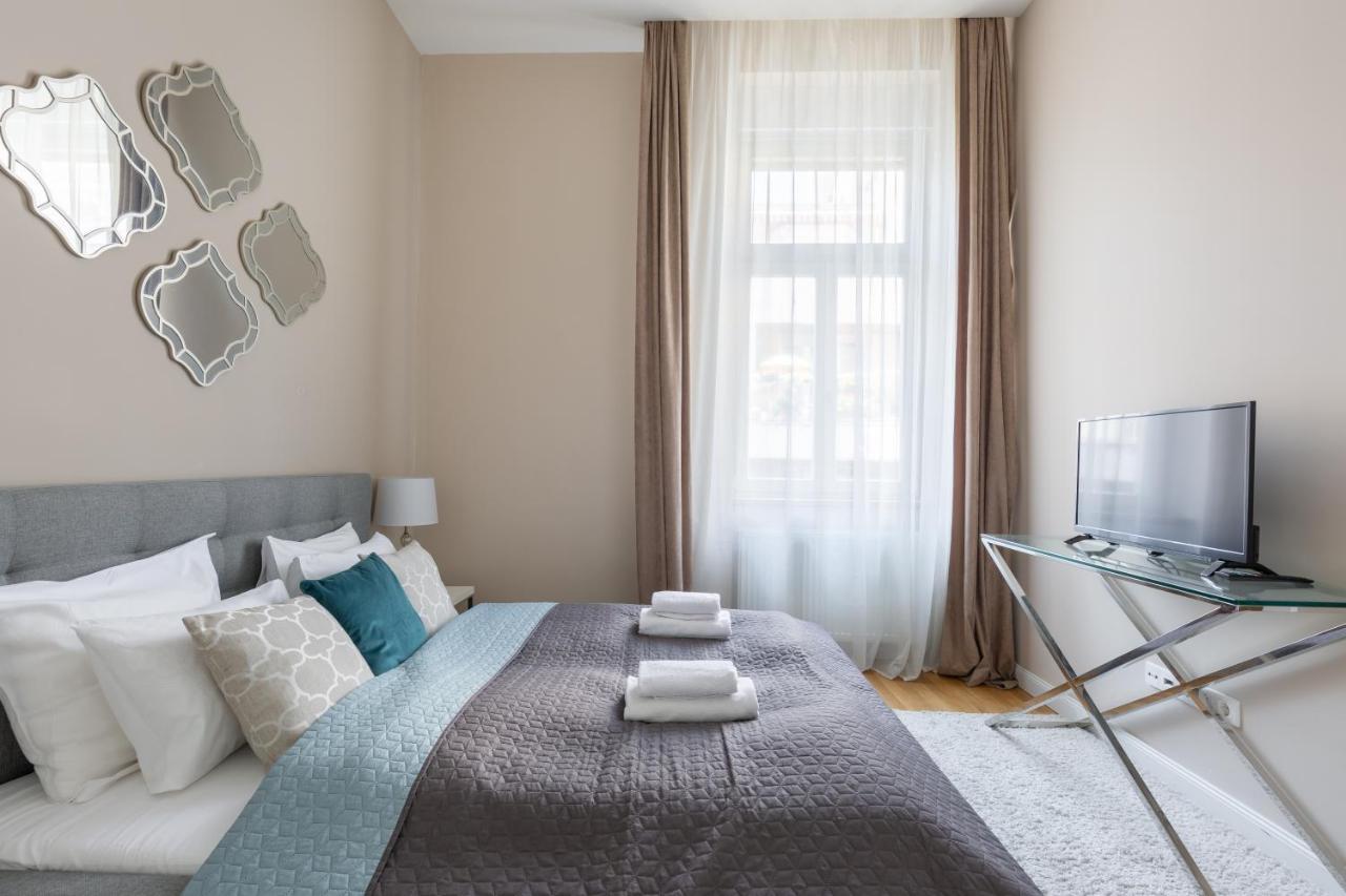 Lovely 2-Bedroom Apartment At The Vaci Street Budapest Luaran gambar