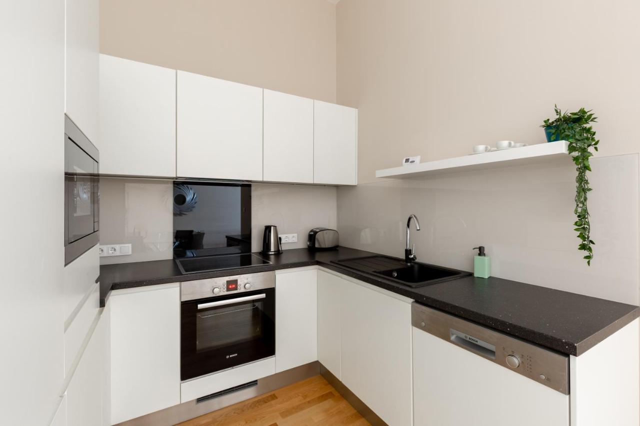 Lovely 2-Bedroom Apartment At The Vaci Street Budapest Luaran gambar