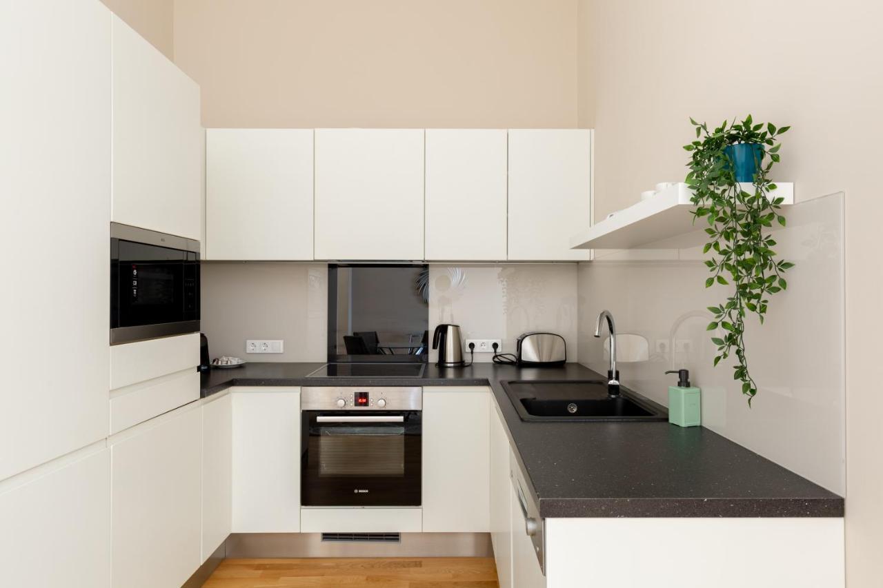 Lovely 2-Bedroom Apartment At The Vaci Street Budapest Luaran gambar