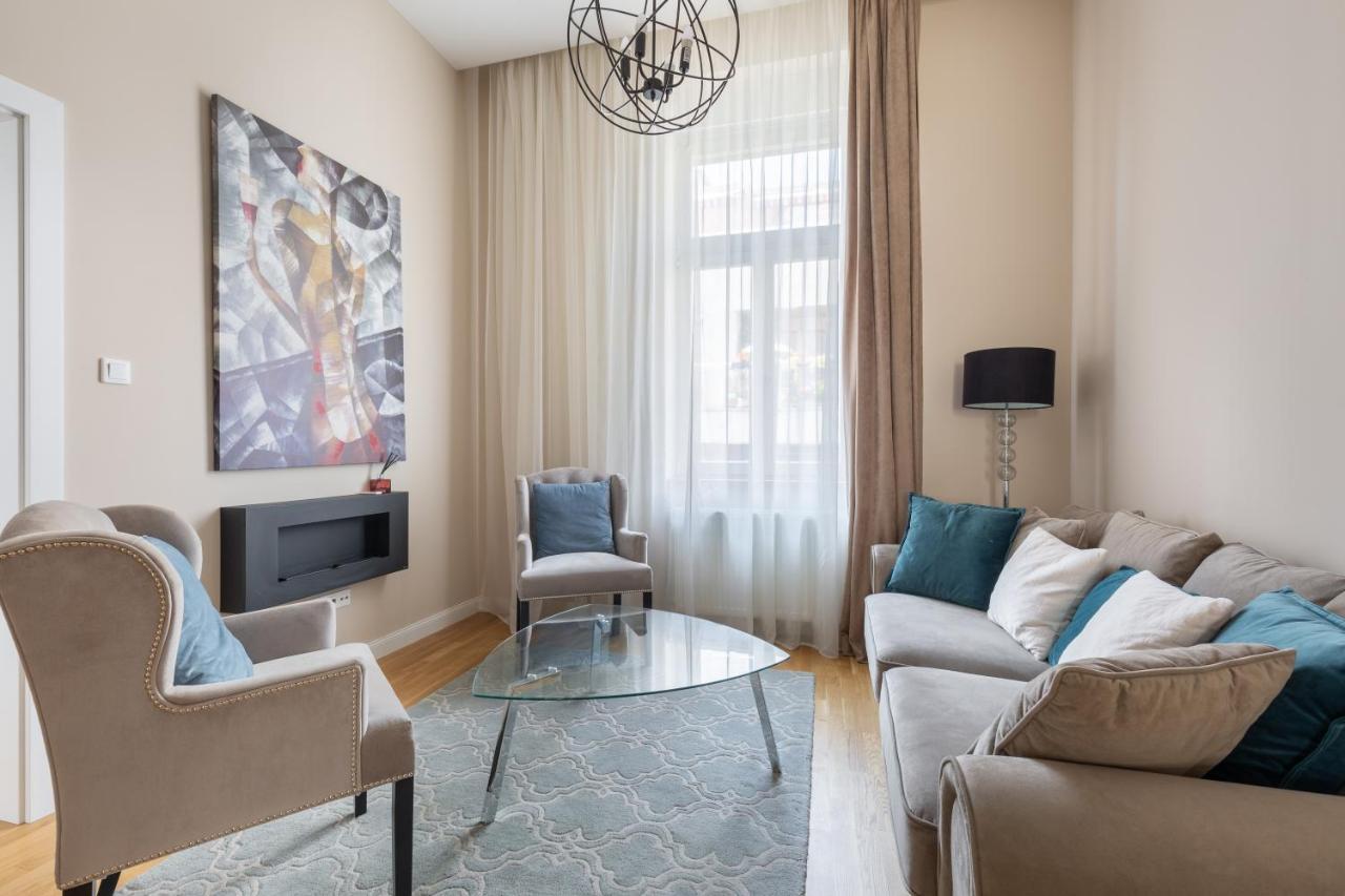 Lovely 2-Bedroom Apartment At The Vaci Street Budapest Luaran gambar