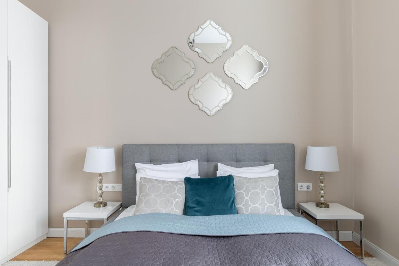 Lovely 2-Bedroom Apartment At The Vaci Street Budapest Luaran gambar