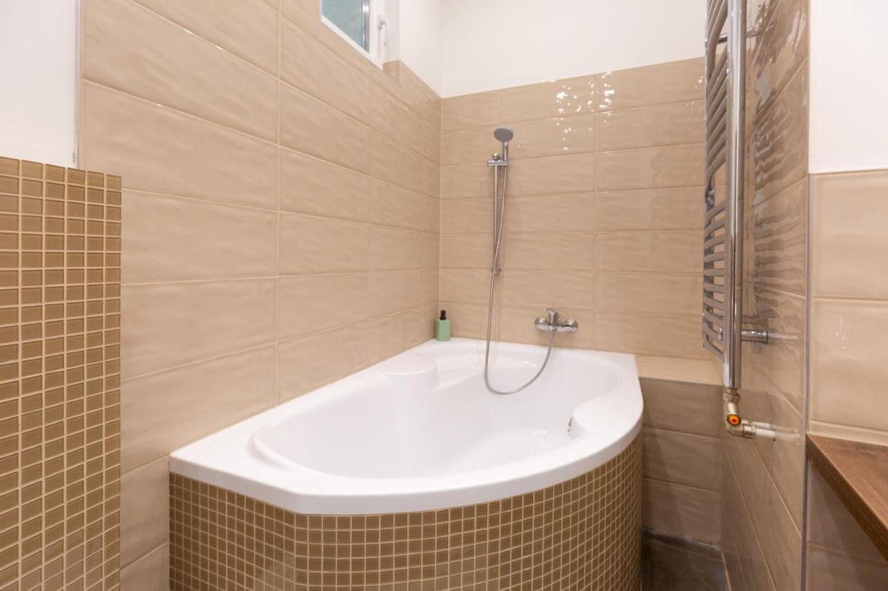 Lovely 2-Bedroom Apartment At The Vaci Street Budapest Luaran gambar