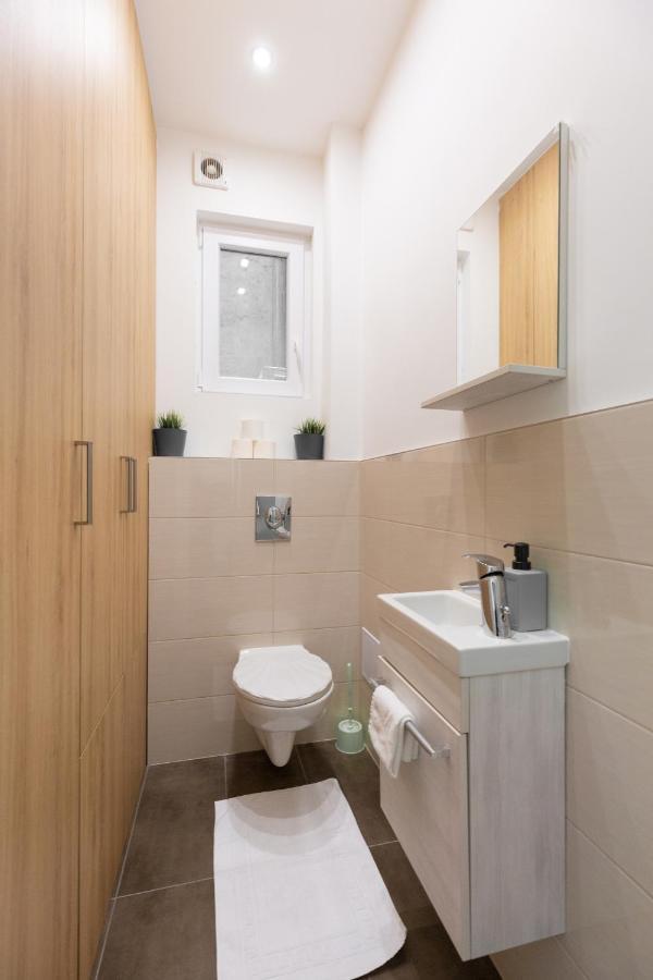 Lovely 2-Bedroom Apartment At The Vaci Street Budapest Luaran gambar