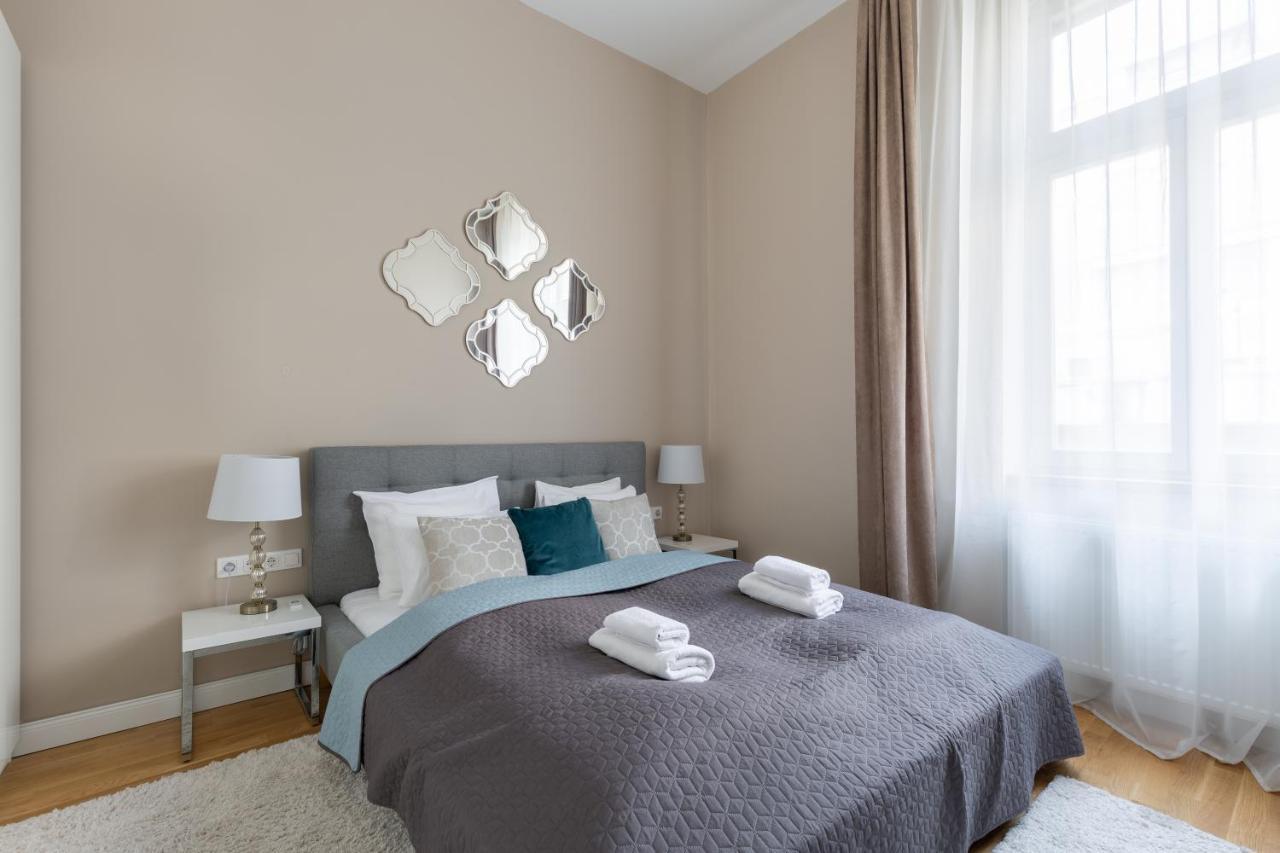 Lovely 2-Bedroom Apartment At The Vaci Street Budapest Luaran gambar